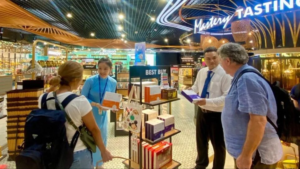 Khách quốc tế chọn mua quà lưu niệm tại SASCO