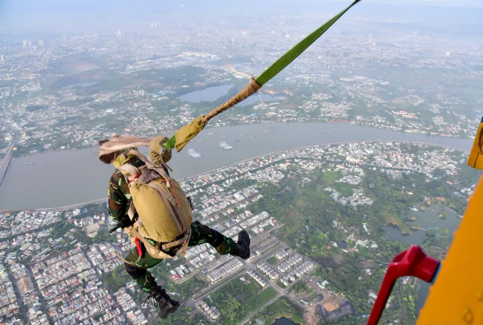 Các chiến sĩ nhảy dù từ trực thăng ở độ cao khoảng 800m