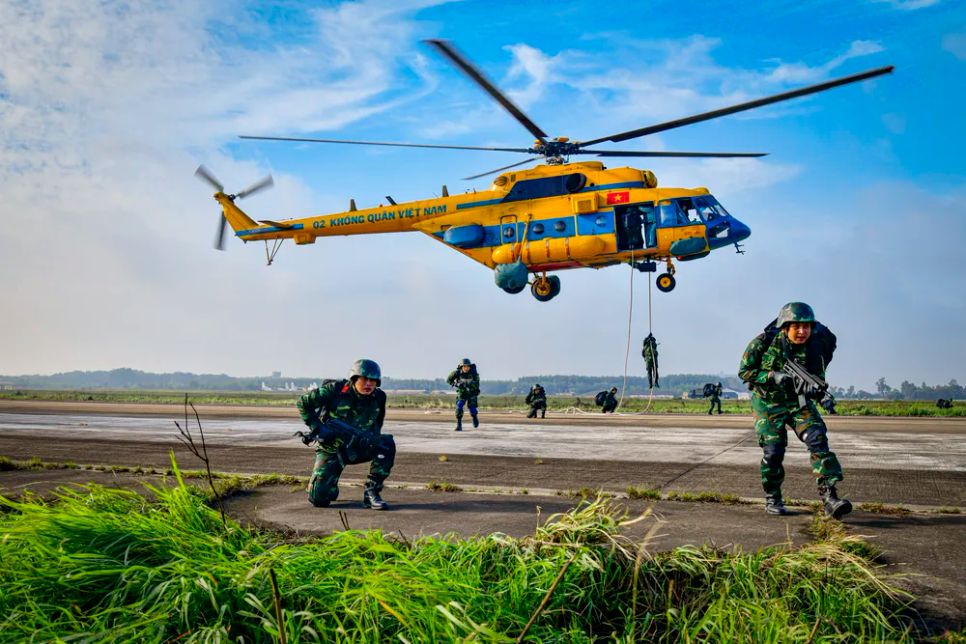 Các trinh sát thực hành đổ treo từ trực thăng và triển khai đội hình chiến đấu sau khi tiếp đất