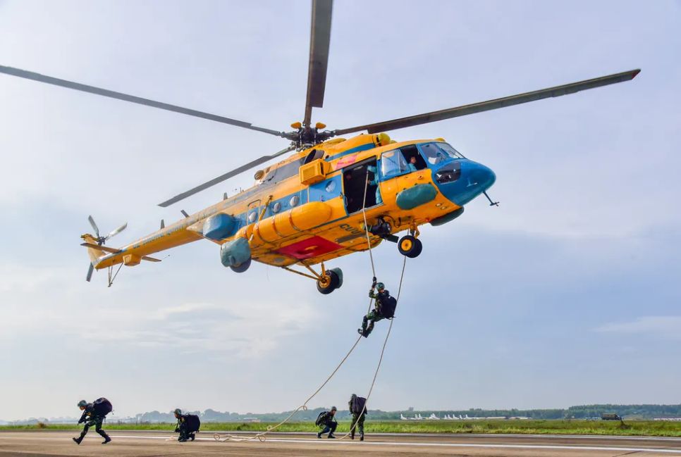 Cận cảnh chiến sĩ đặc công, trinh sát đặc nhiệm nhảy dù ở độ cao 800m