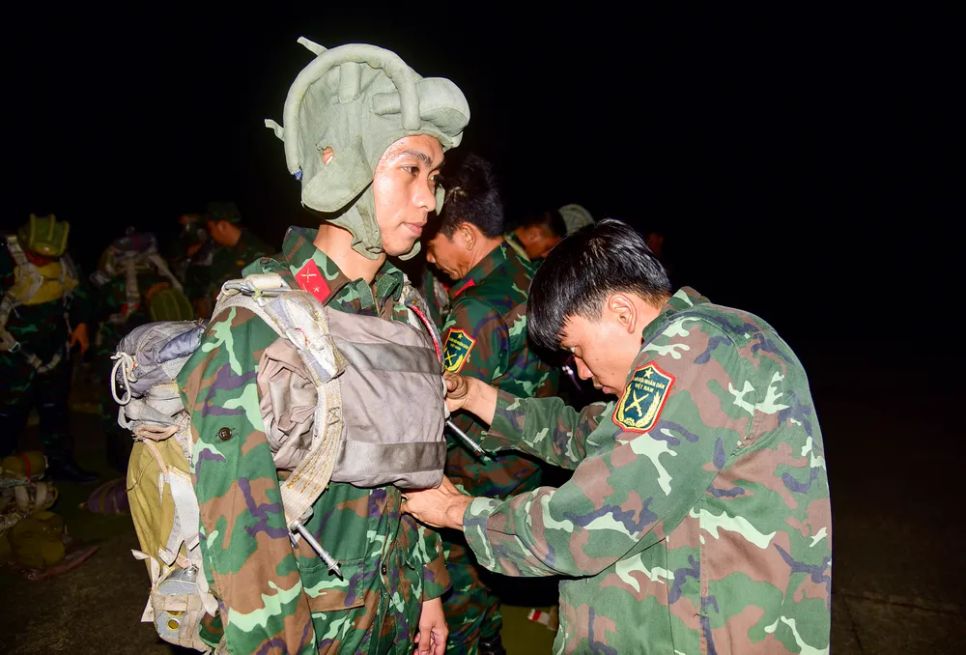 Cận cảnh chiến sĩ đặc công, trinh sát đặc nhiệm nhảy dù ở độ cao 800m