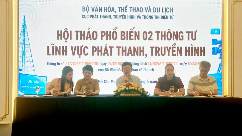 Đại diện Cục Phát thanh Truyền hình và Thông tin điện tử – Bộ Văn hóa Thể thao và Du lịch trao đổi với đại diện các đài phát thanh - truyền hình