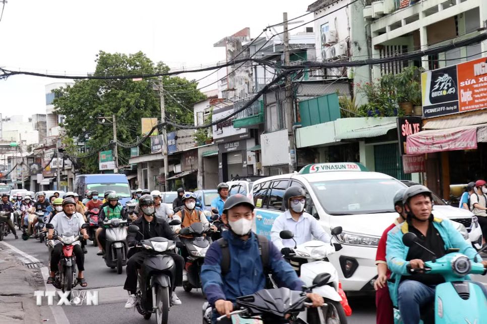 Đường Xô Viết Nghệ Tĩnh có mặt đường khá nhỏ hẹp, gây khó khăn cho các phương tiện lưu thông. (Ảnh: Tiến Lực/TTXVN)
