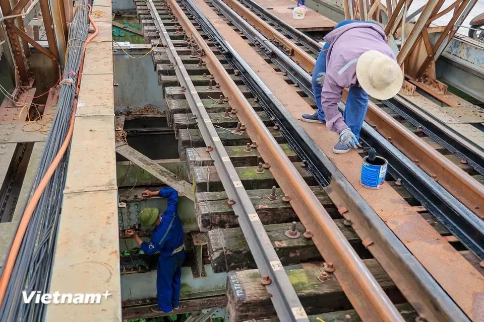<p>Các công nhân đang hoàn thiện những hạng mục phụ trợ cuối cùng.</p>