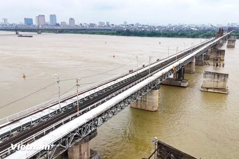 <p>Cầu Long Biên (124 năm tuổi) trước đó đã xuống cấp nghiêm trọng với những mảng bê tông mặt đường bộ bị vỡ nứt, lộ cốt thép, hành lang đi bộ nhiều nơi bị mục nát nay đã khoác lên mình chiếc áo mới, chuẩn bị thông xe vào cuối tháng 5.</p>