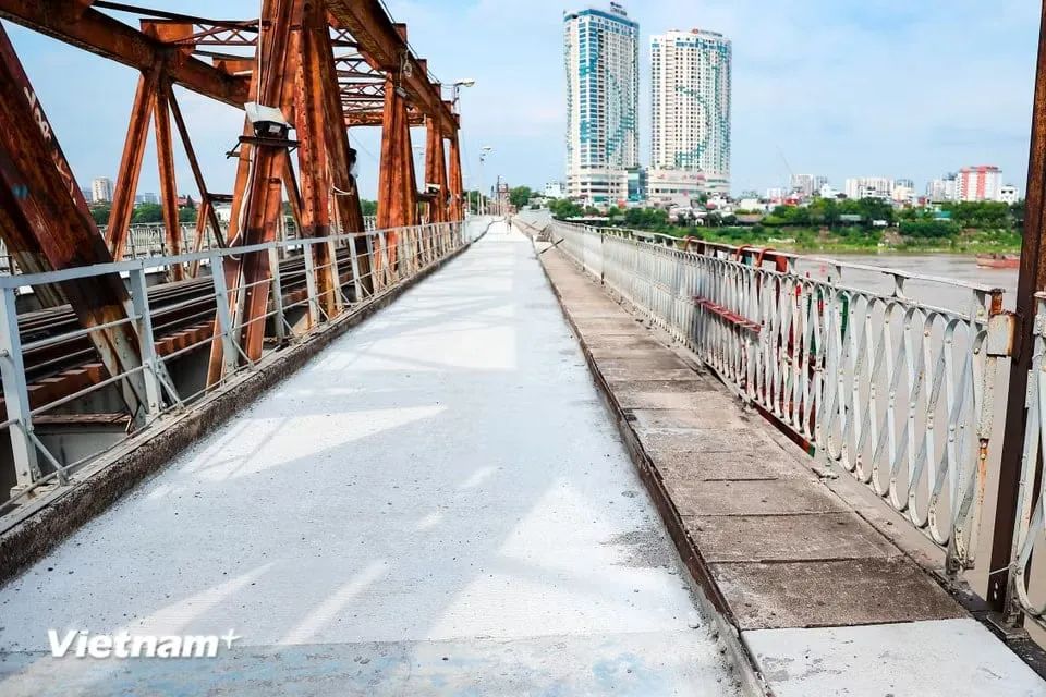 <p>Đơn vị thi công đã triển khai 4 mũi thi công với số lượng 80 nhân công và nhiều trang thiết bị máy móc hoàn thiện từng hạng mục sửa chữa như: cào bóc, xử lý lại lớp kết cấu mặt cầu cũ, gia công cốt thép.</p>