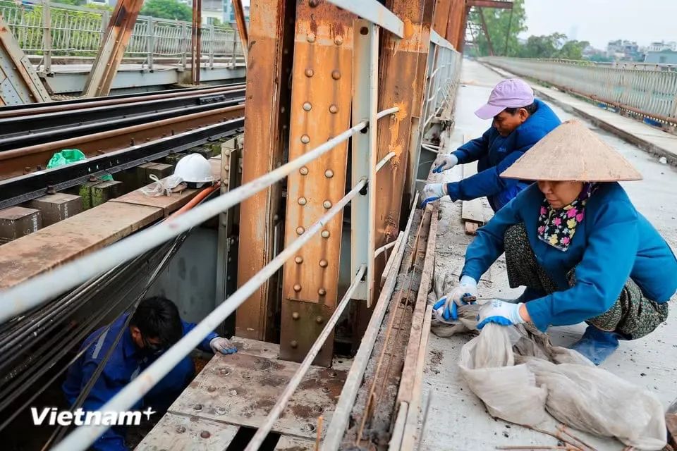 <p>Đơn vị thi công đang hoàn thiện những hạng mục phụ trợ cuối cùng trước ngày 27/5.</p>