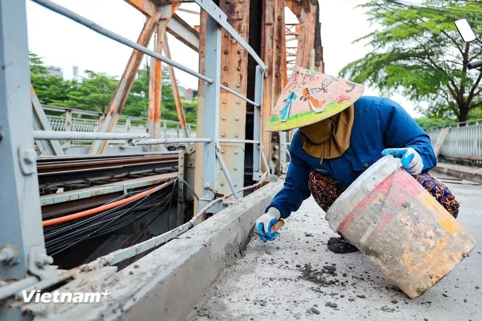 <p>Hiện nay, các hạng mục chính đã hoàn thành, đơn vị thi công đang hoàn thiện những hạng mục phụ cuối cùng trước ngày 27/5.</p>