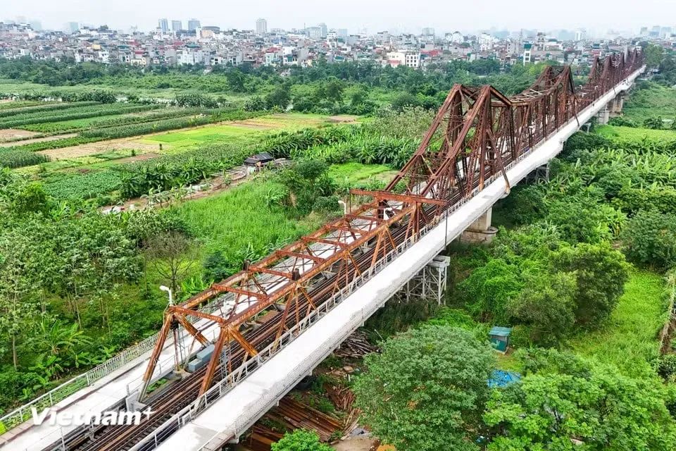 <p>Sau gần hai tháng thi công ngày đêm, Dự án sửa chữa đột xuất đường bộ hành, đường xe máy và xe thô sơ (phần đường bộ hai bên) cầu Long Biên (thành phố Hà Nội) hiện đang hoàn thành những hạng mục cuối cùng.</p>