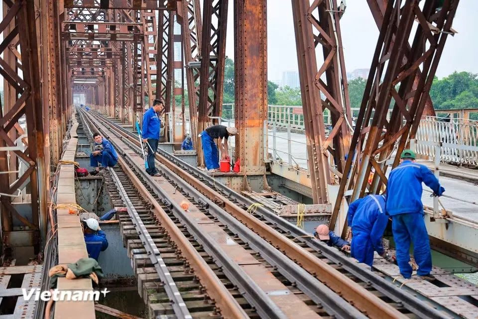<p>Thời điểm này, công trình đã hoàn thành khoảng 90% khối lượng công việc, cầu Long Biên sẽ khai thác trở lại đúng kế hoạch thời gian đề ra.​</p>