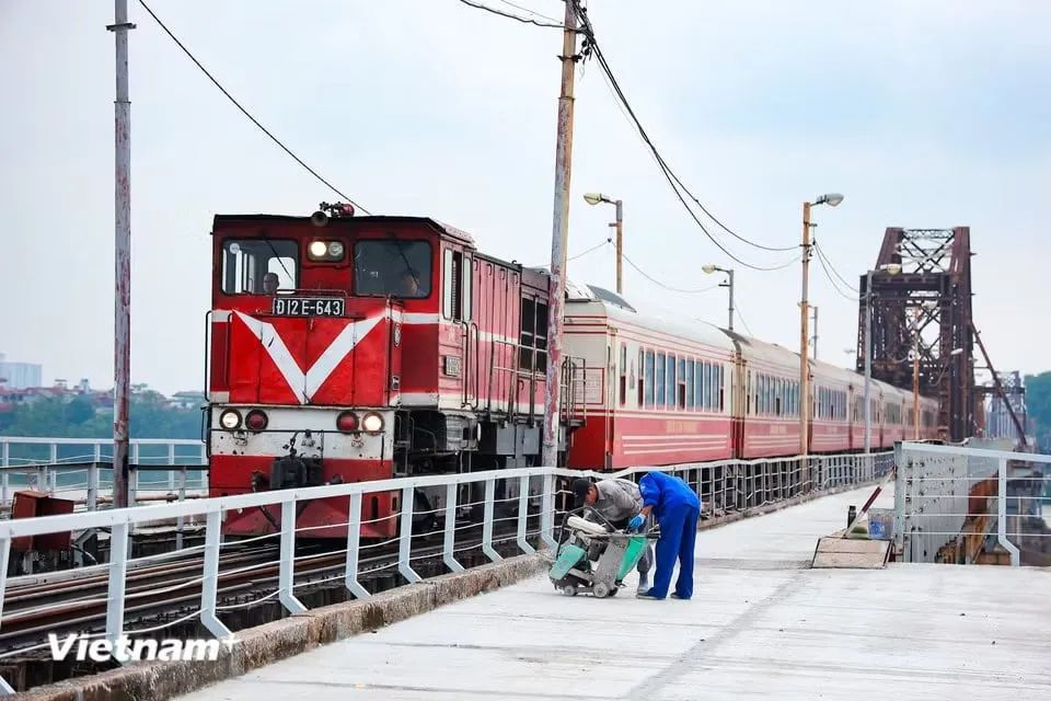 <p>Trong suốt quá trình sửa chữa, tàu hỏa vẫn lưu thông thường xuyên, buộc các hạng mục phải tổ chức thi công xen kẽ, làm cuốn chiếu, hạn chế tối đa ảnh hưởng đến kết cấu và vận hành tuyến.</p>
