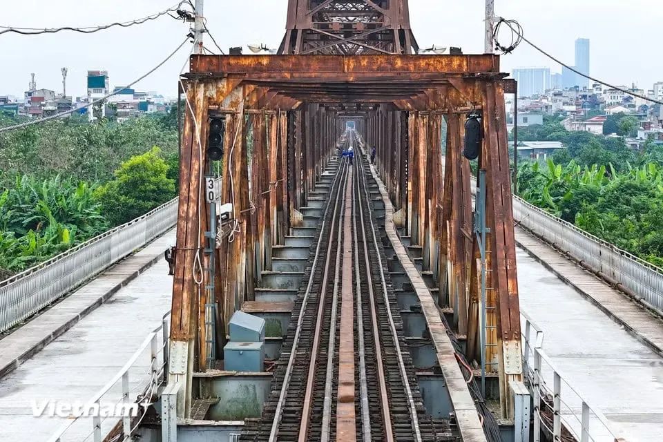 <p>Trước đó, trong năm 2025, ngành đường sắt cũng đã triển khai sửa chữa kết cấu phía dưới cầu Long Biên và mặt đường bộ cầu Trần Nhật Duật - cầu vượt nối ga Long Biên với cầu Long Biên.</p>