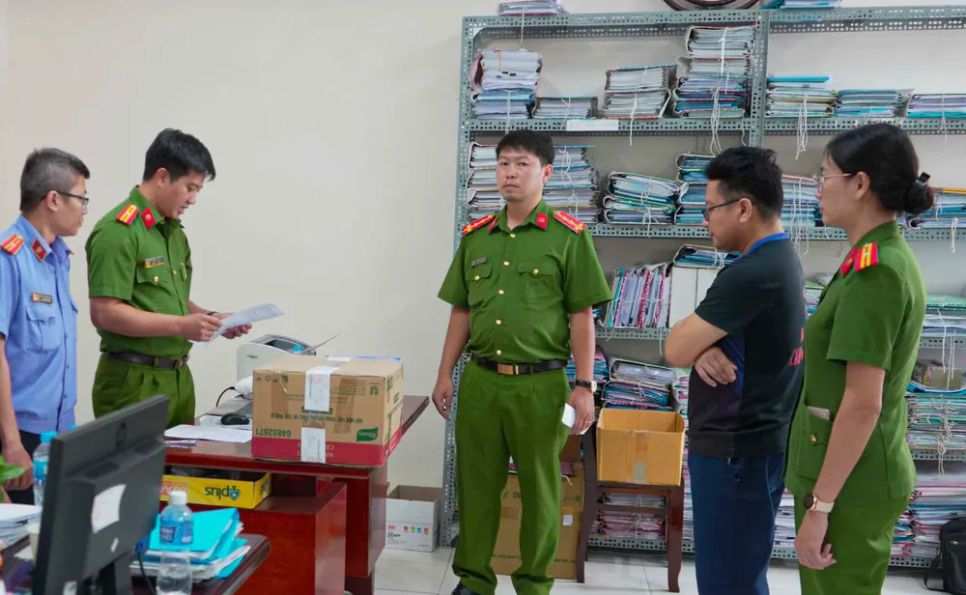 Lực lượng chức năng tống đạt các quyết định đối với bị can Trường