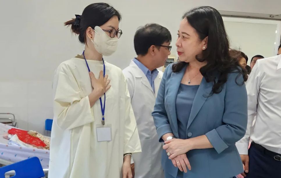 Phó Chủ tịch nước Võ Thị Ánh Xuân ân cần thăm hỏi mẹ của một bệnh nhi.