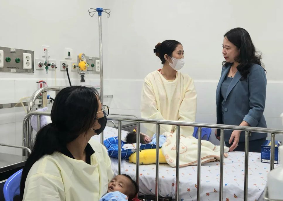 Phó Chủ tịch nước Võ Thị Ánh Xuân động viên một phụ huynh có con vừa phẫu thuật tim.