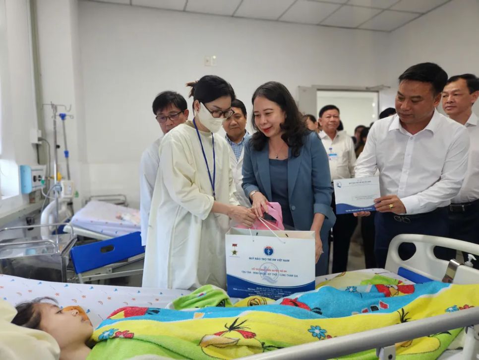 Phó Chủ tịch nước Võ Thị Ánh Xuân tặng quà bệnh nhi nhân Ngày Quốc tế thiếu nhi 1-6.