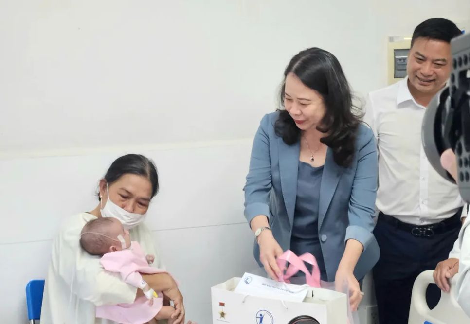 Phó Chủ tịch nước Võ Thị Ánh Xuân thăm bệnh nhi bị bệnh tim bẩm sinh.