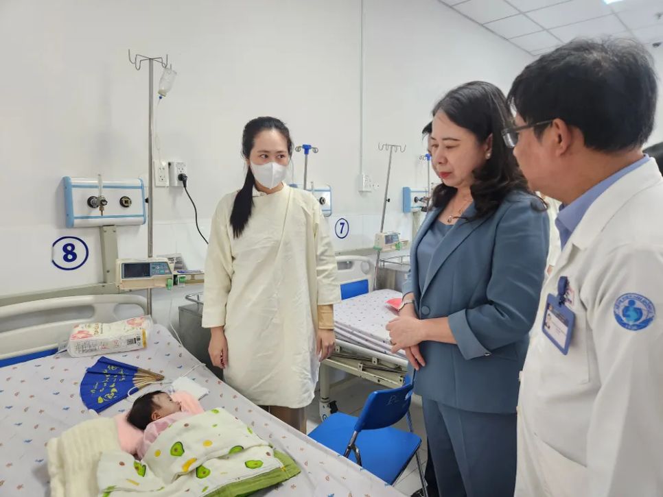 Phó Chủ tịch nước Võ Thị Ánh Xuân thăm trẻ mắc bệnh tim tại Bệnh viện Nhi đồng 1 TPHCM