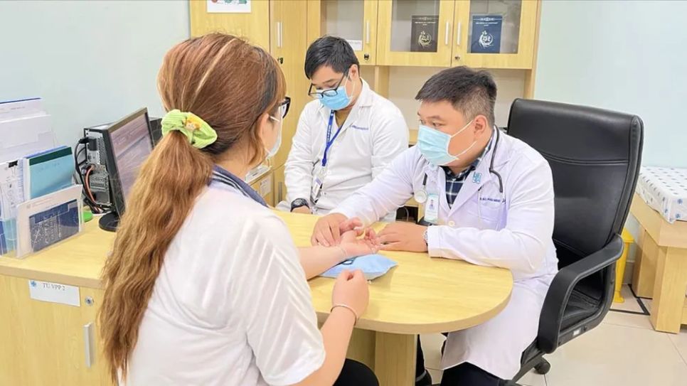 Bác sĩ Bệnh viện Đại học Y Dược TPHCM thăm khám cho người bệnh Bác sĩ Bệnh viện Đại học Y Dược TPHCM thăm khám cho người bệnh