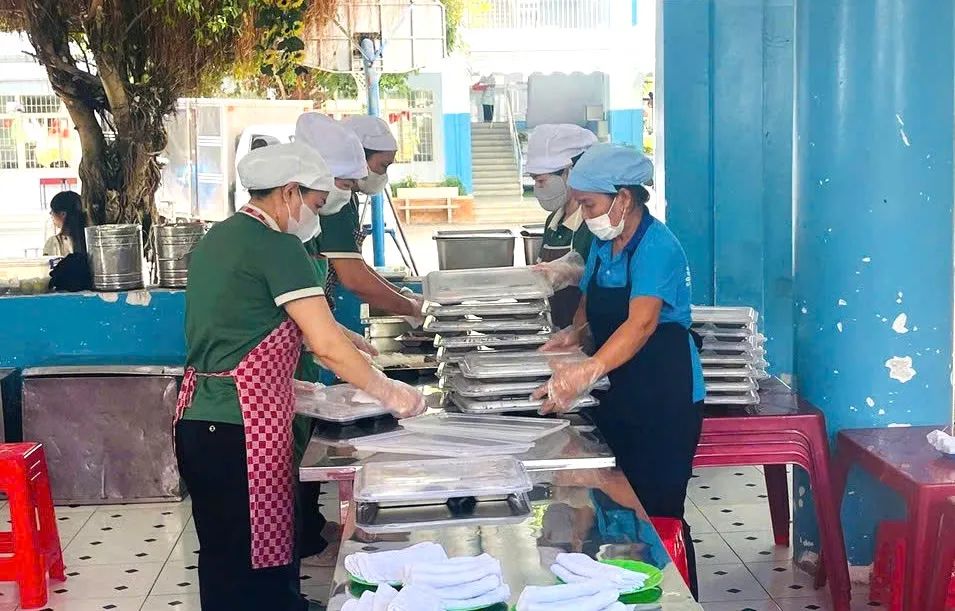 Nhân viên chuẩn bị bữa ăn cho học sinh Trường Tiểu học Lê Lợi (phường Tam Thắng, TPHCM). Ảnh: KHÁNH CHI. Nhân viên chuẩn bị bữa ăn cho học sinh Trường Tiểu học Lê Lợi (phường Tam Thắng, TPHCM). Ảnh: KHÁNH CHI.
