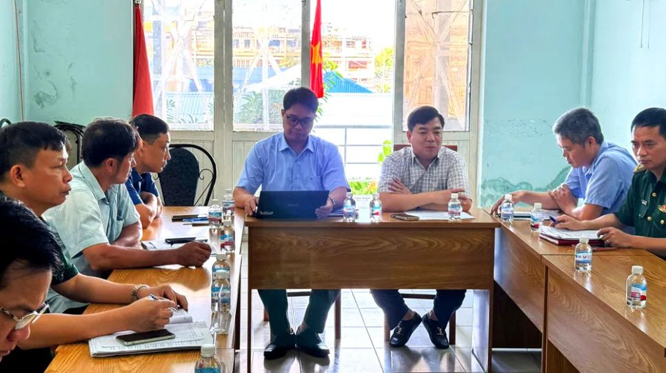 Đại diện các đơn vị chức năng của xã Long Hải làm việc với đoàn công tác. Ảnh: THÀNH HUY