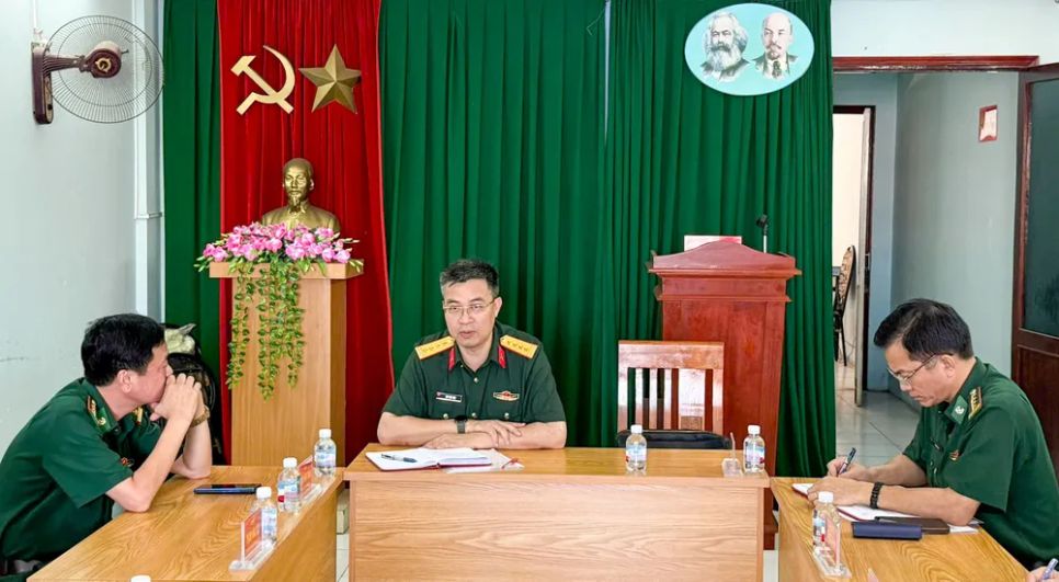 Đại tá Bùi Yên Tĩnh, Phó Cục trưởng Cục tác chiến, Bộ Tổng tham mưu QĐND Việt Nam làm việc với Đồn Biên phòng Phước Tỉnh . Ảnh: THÀNH HUY