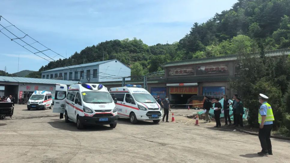 Lực lượng cứu hộ đến hiện trường vụ nổ khí gas ở mỏ than tỉnh Sơn Tây, Trung Quốc. Ảnh: CMG