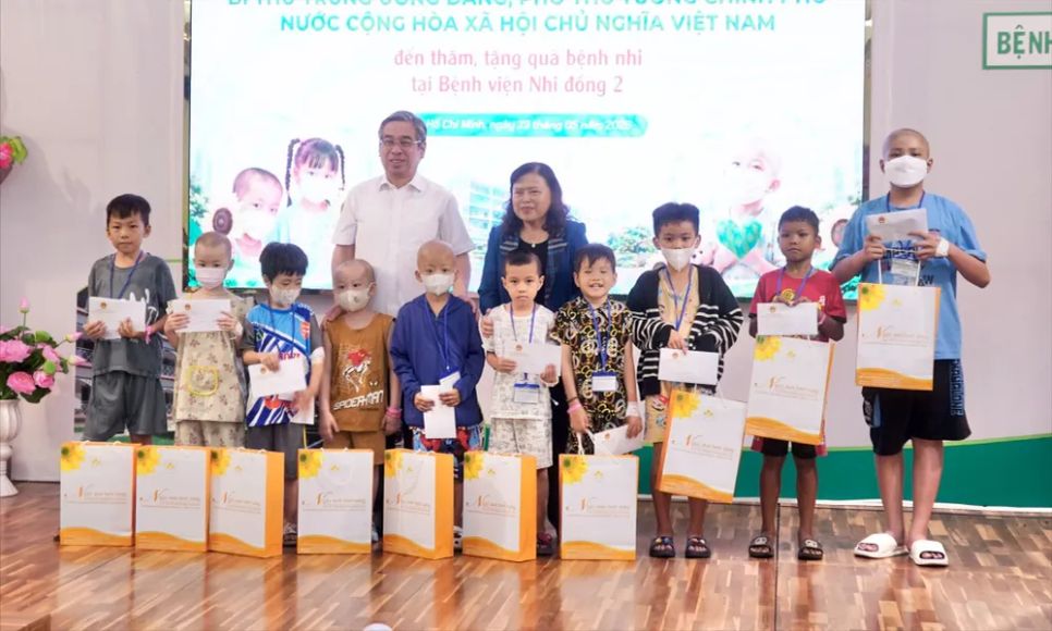 Phó Bí thư Thành ủy TPHCM Nguyễn Phước Lộc tặng quà cho các bệnh nhi Phó Bí thư Thành ủy TPHCM Nguyễn Phước Lộc tặng quà cho các bệnh nhi