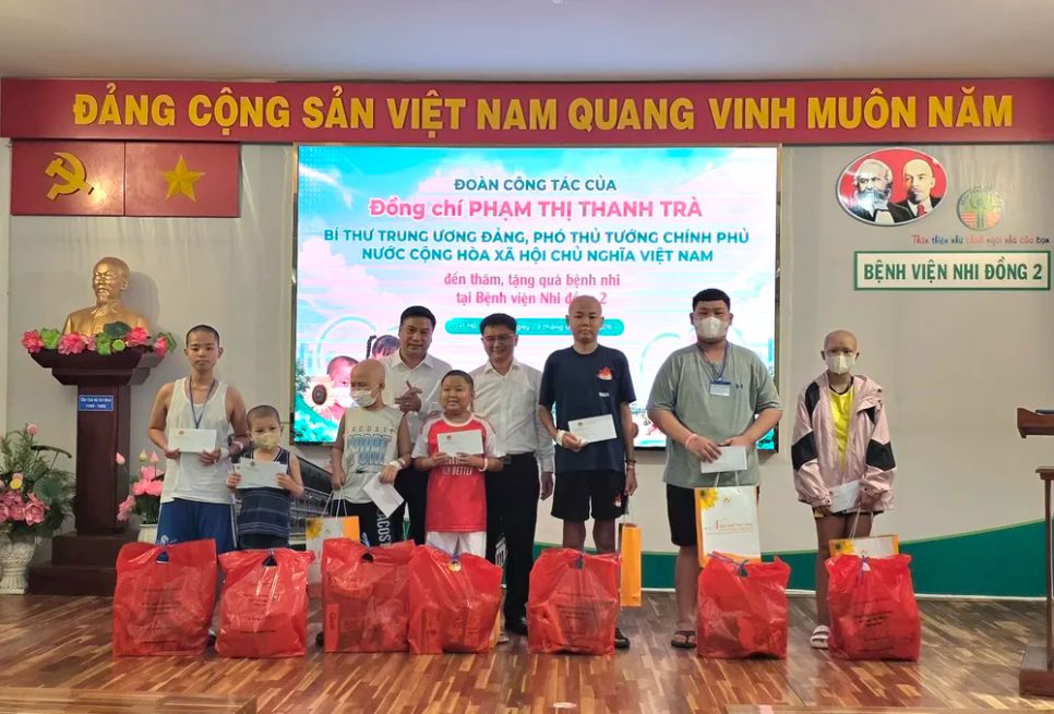 Phó Chủ tịch UBND TPHCM Nguyễn Mạnh Cường và ông Đinh Tiến Hải, Giám đốc Quỹ Bảo trợ trẻ em Việt Nam tặng quà cho các bệnh nhi Phó Chủ tịch UBND TPHCM Nguyễn Mạnh Cường và ông Đinh Tiến Hải, Giám đốc Quỹ Bảo trợ trẻ em Việt Nam tặng quà cho các bệnh nhi