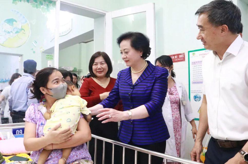 Phó Thủ tướng Phạm Thị Thanh Trà thăm, tặng quà cho bệnh nhi đang điều trị tại Bệnh viện Nhi đồng 2 Phó Thủ tướng Phạm Thị Thanh Trà thăm, tặng quà cho bệnh nhi đang điều trị tại Bệnh viện Nhi đồng 2