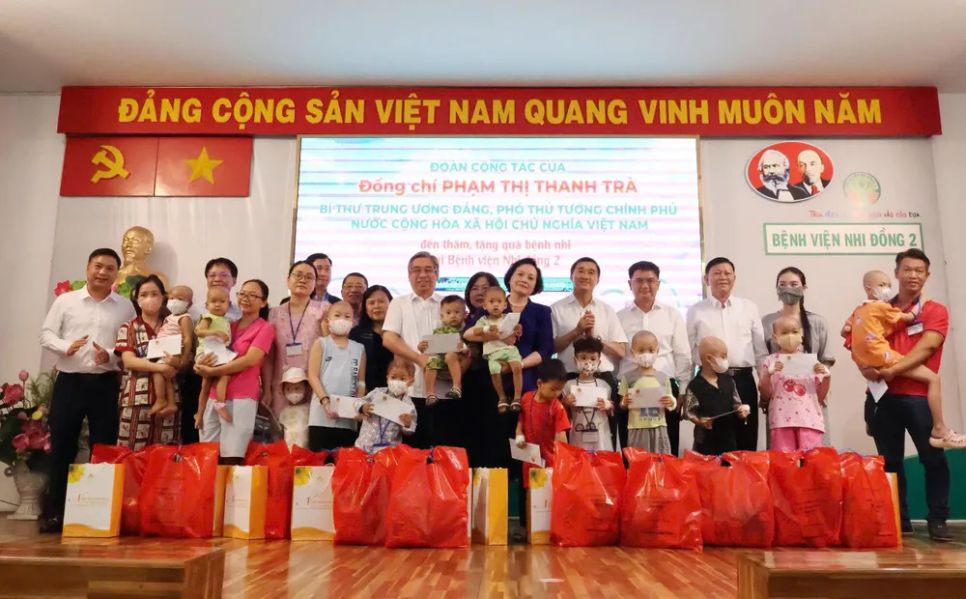 Phó Thủ tướng Phạm Thị Thanh Trà và Phó Bí thư Thành ủy TPHCM Nguyễn Phước Lộc cùng các đại biểu chụp hình lưu niệm với các bệnh nhi Phó Thủ tướng Phạm Thị Thanh Trà và Phó Bí thư Thành ủy TPHCM Nguyễn Phước Lộc cùng các đại biểu chụp hình lưu niệm với các bệnh nhi