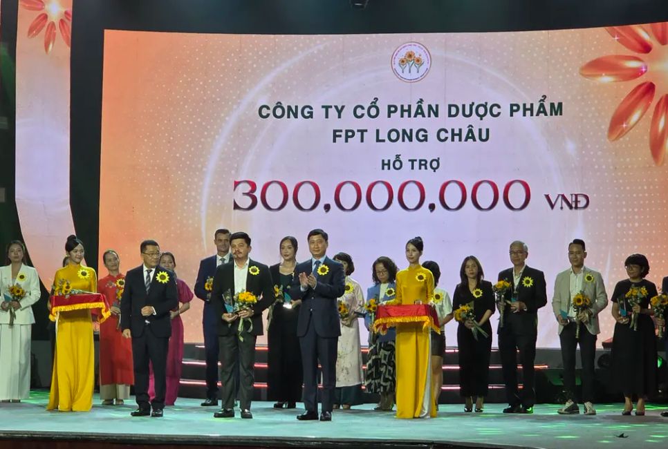 Ban tổ chức tặng hoa, kỷ niệm chương cho nhà tài trợ