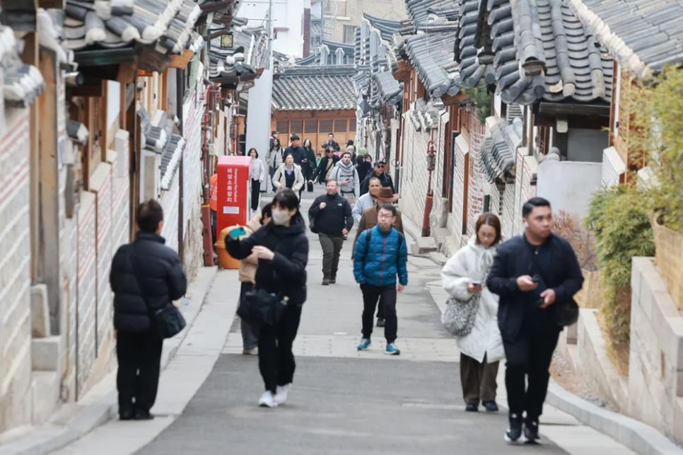 Khách du lịch tham quan làng Bukchon Hanok ở Seoul, Hàn Quốc. Ảnh: YONHAP Khách du lịch tham quan làng Bukchon Hanok ở Seoul, Hàn Quốc. Ảnh: YONHAP