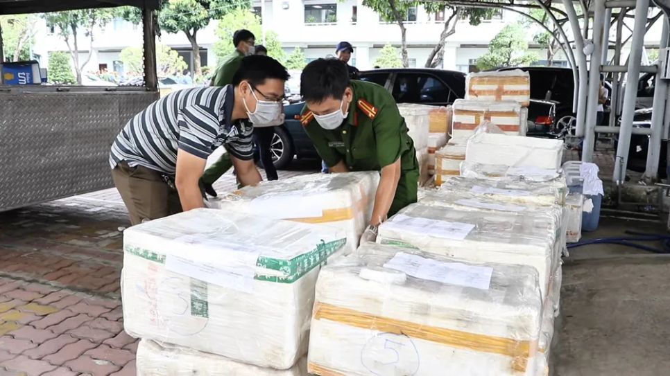 TPHCM: Triệt phá đường dây nhập lậu hơn 2,4 tấn xyanua