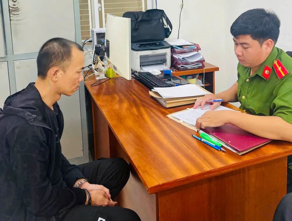 Cơ quan chức năng làm việc với đối tượng Nguyễn Văn Thu. Ảnh: SA HUỲNH