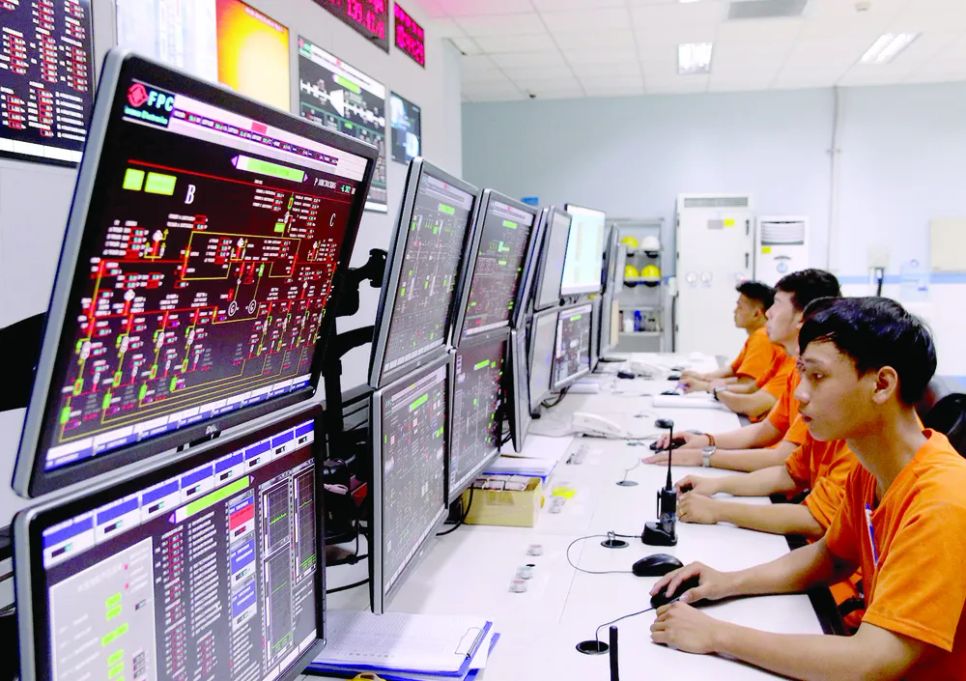Tổ kỹ thuật vận hành hệ thống điều khiển tại Công ty TNHH Xưởng giấy Chánh Dương, phường Bến Cát, TPHCM. Ảnh: HOÀNG HÙNG Tổ kỹ thuật vận hành hệ thống điều khiển tại Công ty TNHH Xưởng giấy Chánh Dương, phường Bến Cát, TPHCM. Ảnh: HOÀNG HÙNG