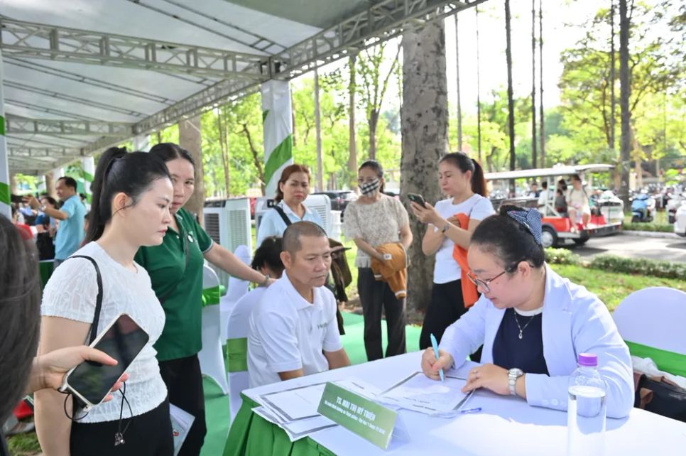 Người dân được tư vấn kiến thức dinh dưỡng miễn phí từ các chuyên gia, bác sĩ đầu ngành
