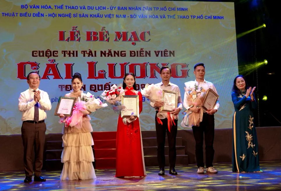 Chủ tịch Hội Nghệ sĩ Sân khấu Việt Nam - NSND Trịnh Thúy Mùi và Giám đốc Sở VH-TT TPHCM Trần Thế Thuận trao giải nhì cho các diễn viên. Ảnh: THÚY BÌNH