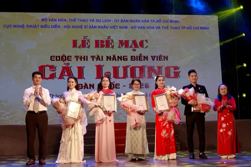 Cục trưởng Cục Nghệ thuật biểu diễn - NSND Nguyễn Xuân Bắc cùng Phó Trưởng Ban Tuyên giáo và Dân vận Thành ủy TPHCM Đinh Thị Thanh Thủy trao giải nhì cho các diễn viên. Ảnh: THÚY BÌNH