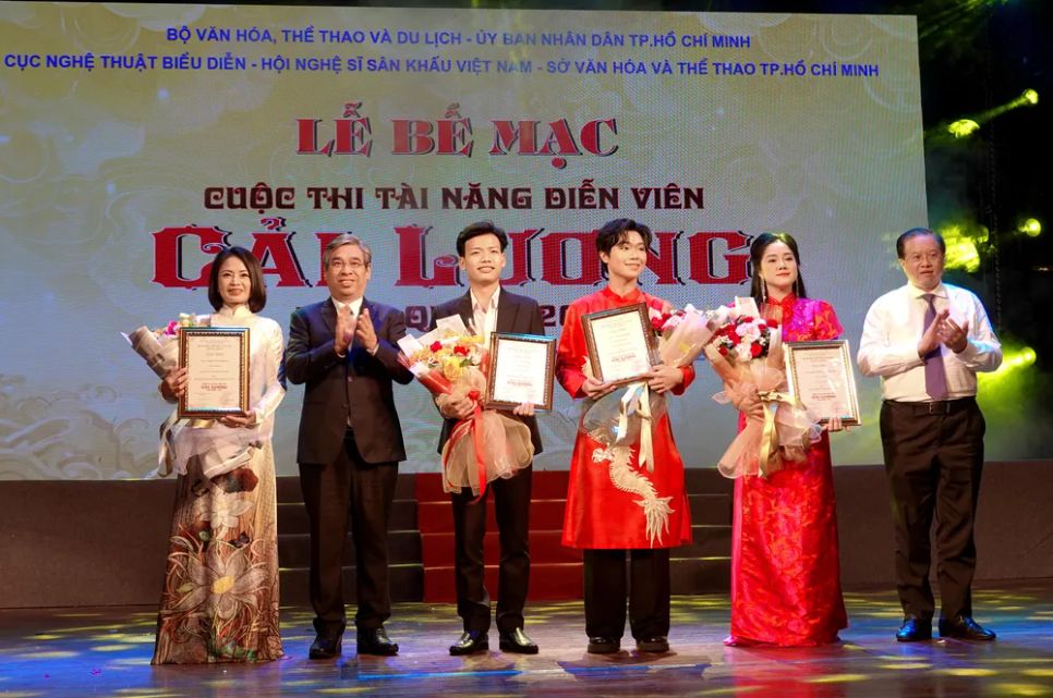 Đồng chí Nguyễn Phước Lộc, Ủy viên Trung ương Đảng, Phó Bí thư Thành ủy, Chủ tịch Ủy ban MTTQ Việt Nam TPHCM và PGS-TS Tạ Quang Đông, Thứ trưởng Bộ VH-TT-DL trao giải nhất cho 4 diễn viên có tiết mục thi diễn xuất sắc nhất Cuộc thi 