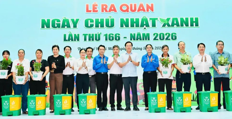 Phó Bí thư Thường trực Thành ủy TPHCM Lê Quốc Phong cùng các đại biểu dự lễ và trao tặng cây xanh đến người dân. Ảnh: VIỆT DŨNG