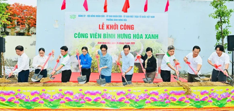 Phó Bí thư Thường trực Thành ủy TPHCM Lê Quốc Phong cùng các đại biểu thực hiện nghi thức khởi công xây dựng công viên Bình Hưng Hoà Xanh. Ảnh: VIỆT DŨNG