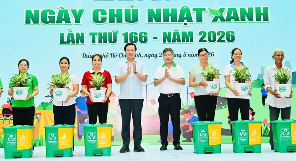 Phó Bí thư Thường trực Thành ủy TPHCM Lê Quốc Phong và Bí thư Đảng ủy, Chủ tịch HĐND phường Bình Hưng Hoà Nguyễn Việt Quế Sơn trao tặng cây xanh đến người dân