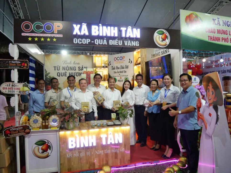 Lãnh đạo UBND TP Đồng Nai tham quan gian hàng trưng bày các sản phẩm chế biến từ quả điều