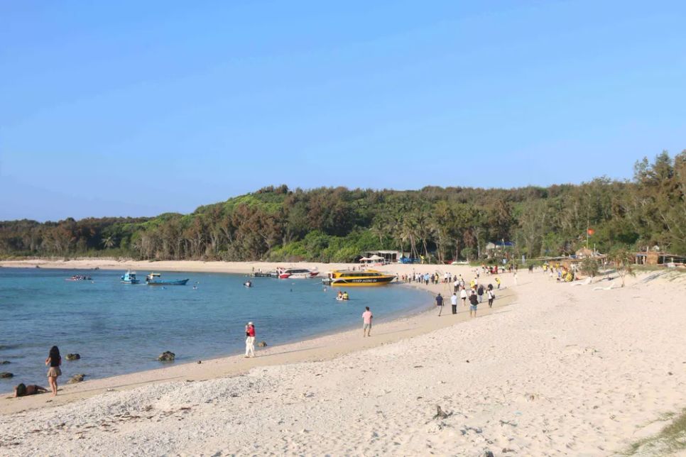 Đảo nhỏ Hòn Tranh tuyệt đẹp. Ảnh: TIẾN THẮNG