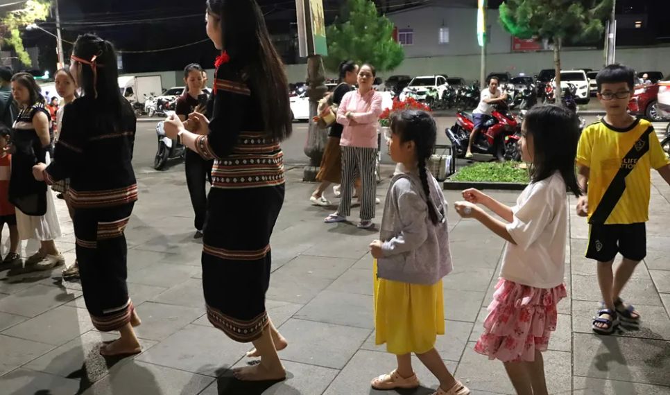 Các em nhỏ hòa mình cùng nghệ nhân nhảy điệu xoang. Ảnh: HỮU PHÚC <br>