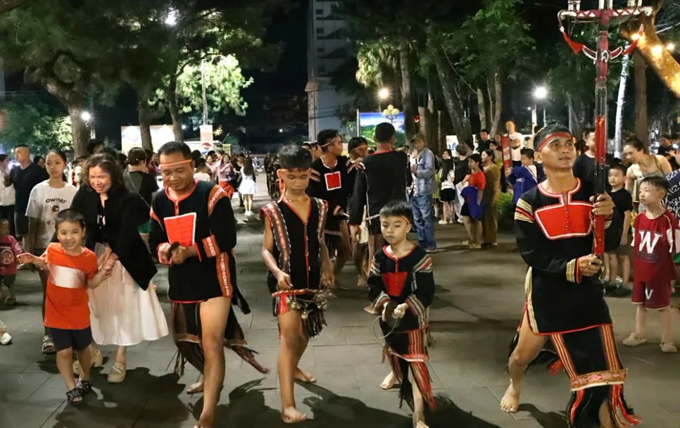 Đoàn nghệ nhân trình diễn trong sự hào hứng của người dân. Ảnh: HỮU PHÚC