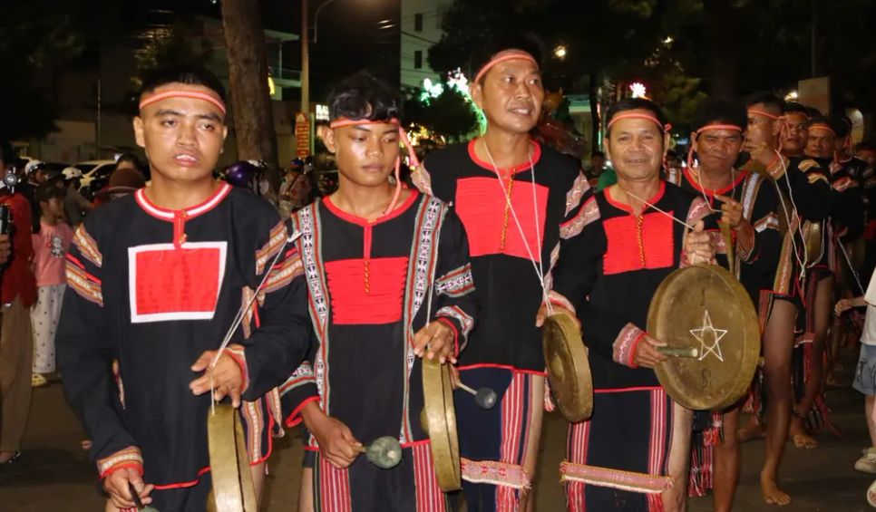 Đội nghệ nhân Jrai ở buôn Chơ Ma trình diễn cồng chiêng. Ảnh: HỮU PHÚC
