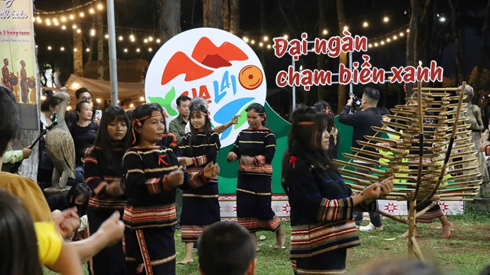 Nghệ nhân trình diễn múa xoang. Ảnh: HỮU PHÚC