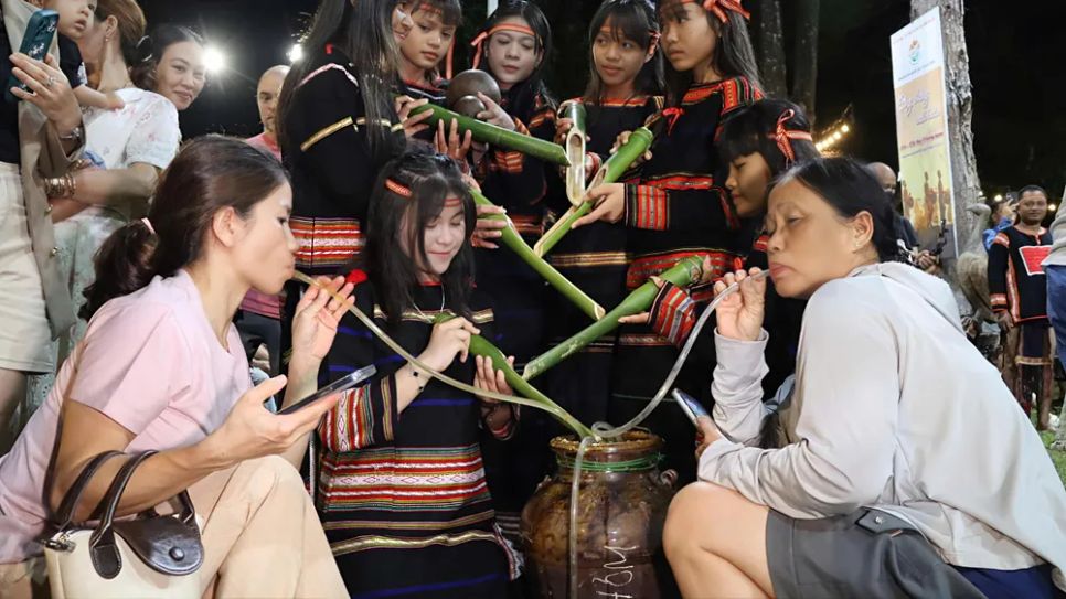 Người dân thưởng thức rượu cần. Ảnh: HỮU PHÚC